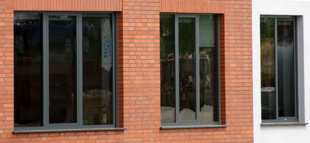 Okna fix świetnie sprawdzają się zarówno w domach jednorodzinnych, jak i budynkach biurowych