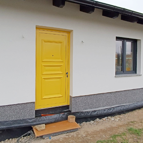 Charakterystyczne, żółte drzwi na zamówienie wykonane według indywidualnego projektu