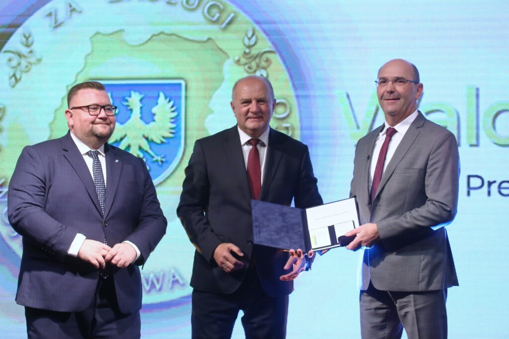 Waldemar Filipowsky z Filplast odbiera nagrodę za najlepszą firmę XX-lecia