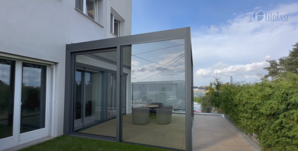 Nowoczesna pergola aluminiowa ze szklanymi ścianami