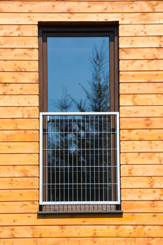 Stolarka otworowa powinna być dopasowana idealnie do elewacji budynku. Do drewnianej fasady dobrze pasują okna w kolorze drewna