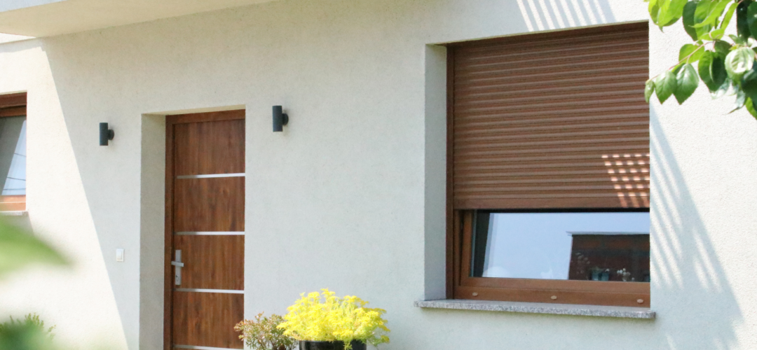 Rolety zewnętrzne i okno w kolorze drewna, dom jednorodzinny