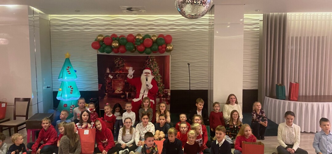 Mikołaj przekazał prezenty dzieciom pracowników firmy Filplast