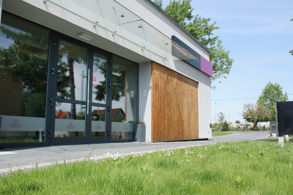 Okna aluminiowe w budynku usługowym