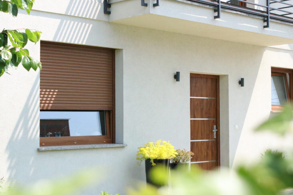 Zgrzew V zapewnia większą estetykę, bezpieczeństwo i trwałość w oknach PCV do domów jednorodzinnych.