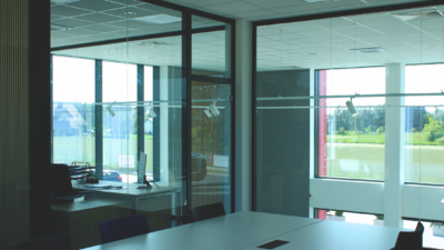 Ściany wewnętrzne biurowe ze szkła i profili aluminiowych