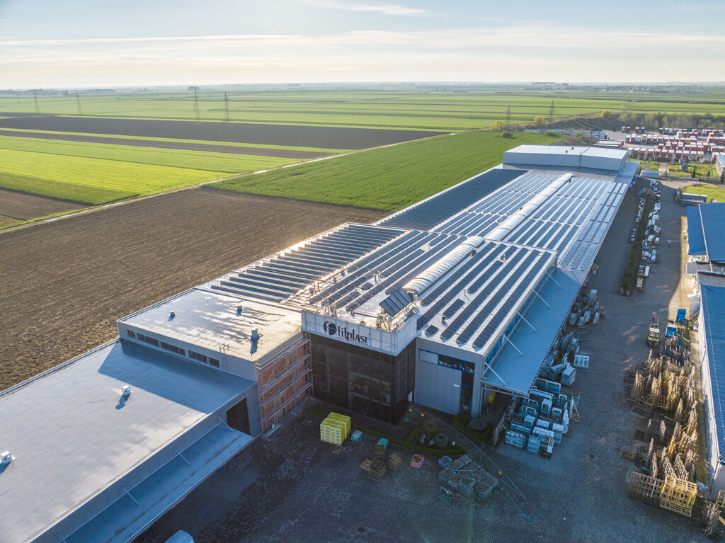 Panele fotowoltaiczne na dachu producenta okien Filplast, który produkuje prawdopodobnie najbardziej ekologiczne okna w Polsce