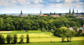 Panorama Głogówka. Źródło: Goryl J., Bielenin P.: 750 lat historii. Franciszkanie w Głogówku, 1264-2014, Wrocław 2014, Wydawnictwo ZET
