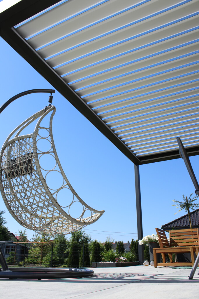 Pergola lamelowa z białym otwieranym dachem