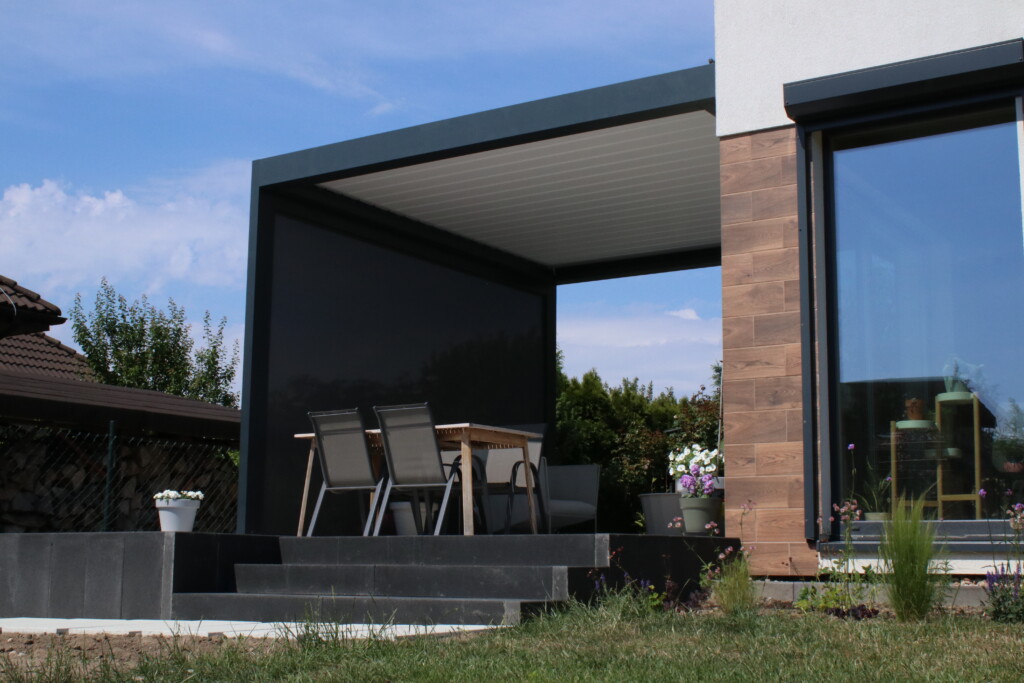 Pergola aluminiowa z otwieranym dachem na przydomowym tarasie