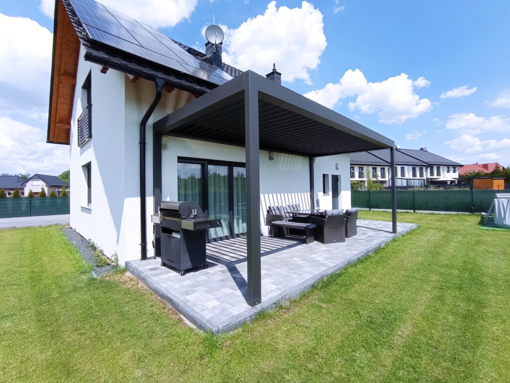 Pergola aluminiowa zlokalizowana w domu jednorodzinnym w Namysłowie