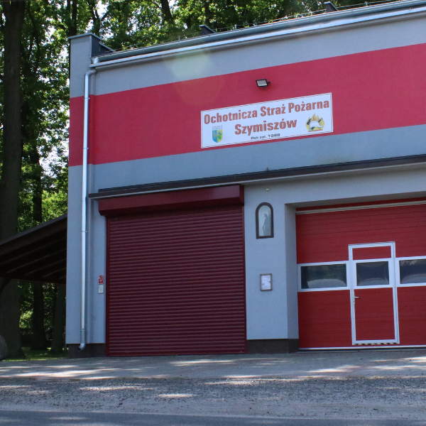 Czerwona brama garażowa OSP Szymiszów zamontowana przez Filplast