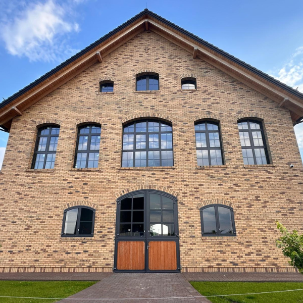 Okna aluminiowe Filplast ze szprosami w Nowoczesnej stajni w Kadłubie obok Strzelec Opolskich