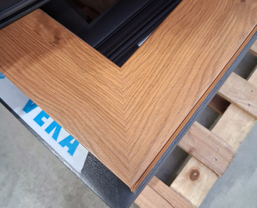 Okno z okleiną drewnianą ze zgrzewem bezwypływkowym